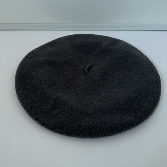 Holt Renfrew Gray Beret - Picture 4 of 4
